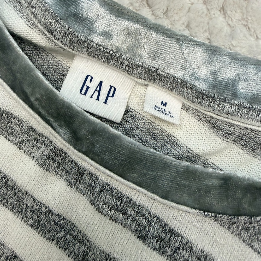 GAP Gray Striped Short Tee w Velvet Trimmed Sleeves - Picture 5 of 8